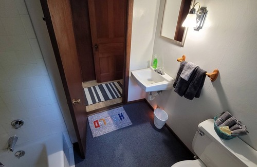 Corry Apartment | Sleeps 4 with private backyard near ski resort