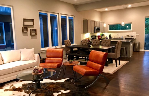 Chestnut Hill House | * SLEEPS 40* Dwell Lofts - *4 Units * 10BR* 9.5BA * Amazing Rooftops*