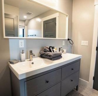 Garden City House | Sleeps 40, Pool House