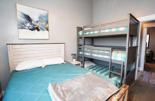 Garden City House | Sleeps 40, Pool House