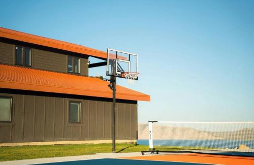 Garden City House | Sleeps 40, Pool House