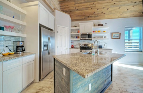 Flour Bluff House | Sleeps 46, 6 Homes | Private Boat Dock, Waterfront Pool, Views | Laguna Village