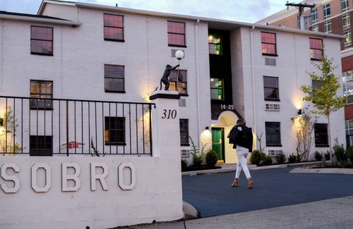 Rutledge Hill House | Sleeps 48 | Entire Hotel – 24 Private Suites, 7min to Broadway, Great for Groups