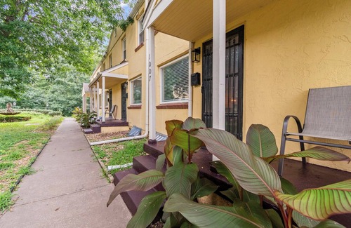 Midtown - Westport House | Sleeps 5, 3 Queen Beds, Centrally Located, Near Downtown KC & County Club Plaza