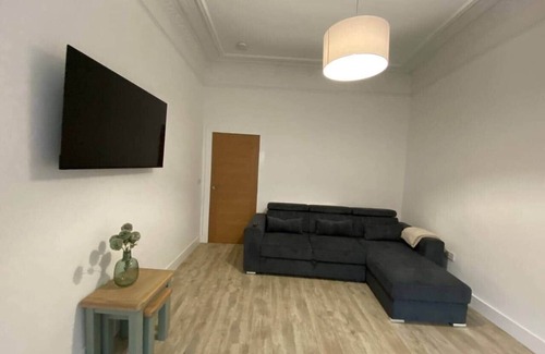 Paisley Apartment | Sleeps 5 Central Spacious above live music pub