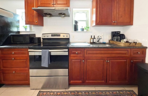 Gayborhood Apartment | Sleeps 5+Floriographic+King Bd Loft+Walk Score 98