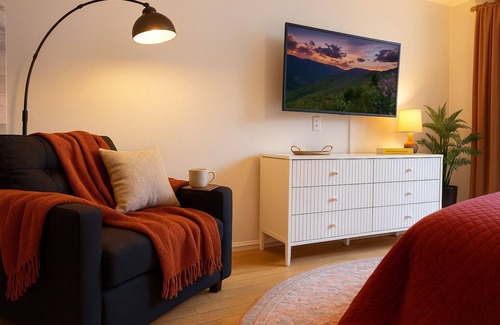 Gayborhood Apartment | Sleeps 5+Floriographic+King Bd Loft+Walk Score 98