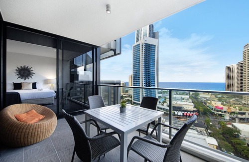 Gold Coast House | SLEEPS 5 HEART OF CI