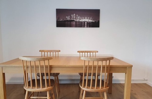 Cheltenham House | Sleeps 5 in 5 beds on Western side of Cheltenham
