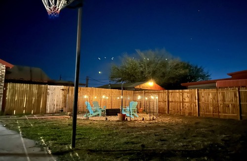 West Odessa House | Sleeps 5 - Pool Table - Basketball Hoop - Fire Pit - Free HBO