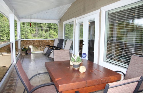 Swansea Point House | Sleeps 5, Walking Distance to the Beach, Panoramic Lake Views