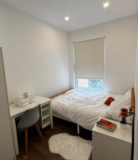 Thamesfield Apartment | Sleeps 6, 1st Floor 2 bed and Bath Flat, with Parking & Games