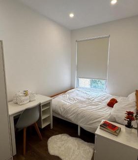Thamesfield Apartment | Sleeps 6, 1st Floor 2 bed and Bath Flat, with Parking & Games