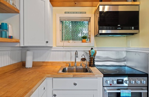 Laconia Condo | Sleeps 6, 2 Bath, Large Private Deck, Beach & Pool