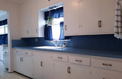 Port Clinton House | Sleeps 6, + 2 in Basement, Super Clean, Long Driveway, Fenced Yard w/Fire Pit