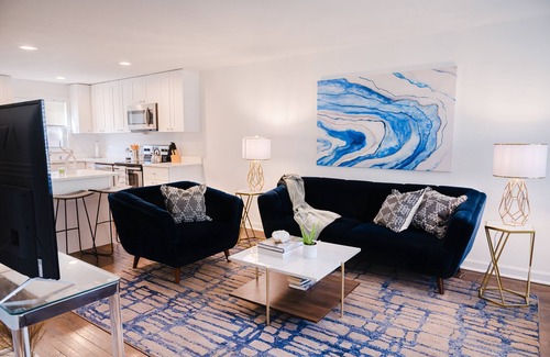 Midtown - Westport House | Sleeps 6, 3 Queen Beds, Centrally Located, Near Downtown KC & County Club Plaza