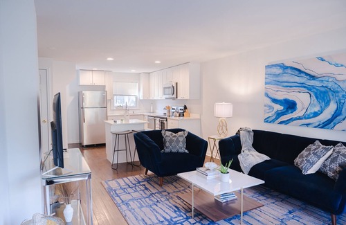Midtown - Westport House | Sleeps 6, 3 Queen Beds, Centrally Located, Near Downtown KC & County Club Plaza
