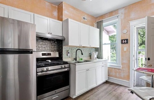 Wilmington Apartment | Sleeps 6, 3BR 1BA,1King+2 Queen beds, perfect for long stays in a great location