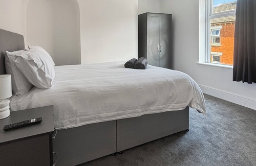 Newark Apartment | Sleeps 6 Central, Spacious 2-bedroom Apartment in Newark-on-Trent
