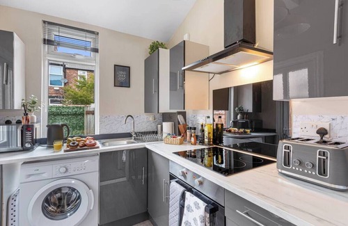 Manchester House | Sleeps 6 - Fast Wifi - Parking
