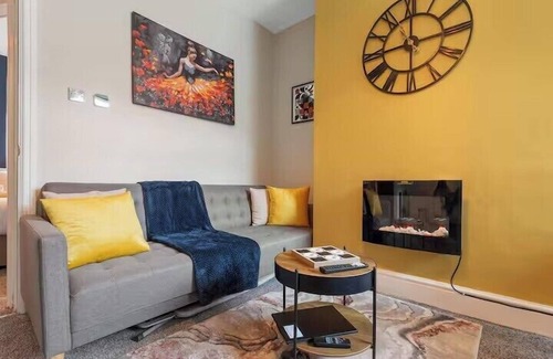 Manchester House | Sleeps 6 - Fast Wifi - Parking