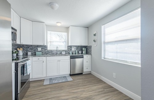 Bearss Plaza Villa | Sleeps 6 Hot Tub Fenced Yard Cozy Chic