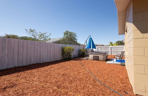 Bearss Plaza Villa | Sleeps 6 Hot Tub Fenced Yard Cozy Chic