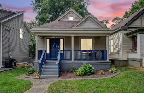 Crescent Hill House | Sleeps 6 in Beds Amazing Location for Attractions