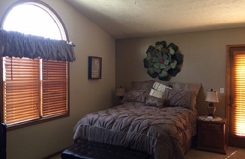 Grand Island House | Sleeps 6 In Nebraska