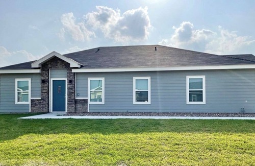 La Feria House | Sleeps 6- Newly Blt Comfortable Clean & Inviting La Feria 2 Bed 2 Bath BBQ, WD