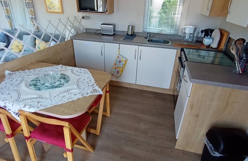 Weymouth Cabin | Sleeps 6, Pets Allowed & Free Parking