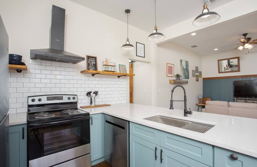 Near East Side House | Sleeps 6 Walk to Alamodome Cowboy Pool