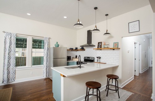 Near East Side House | Sleeps 6 Walk to Alamodome Cowboy Pool