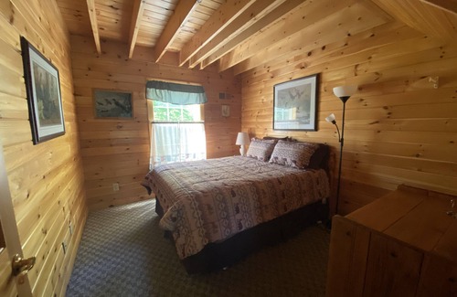 Hartwick Cabin | Sleeps 7-10, Hot tub, High Speed Internet, Team Parties Welcome!