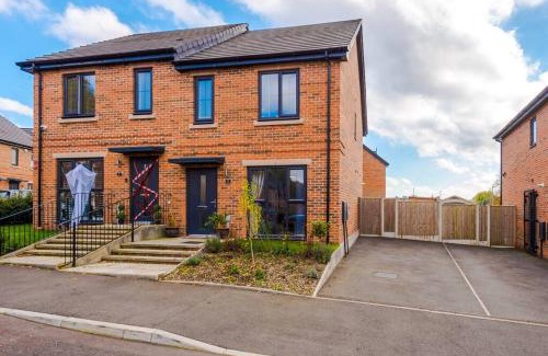 Salford Apartment | Sleeps 7, Stunning Home, Free Parking, Perfect For Groups, Long Term Disc