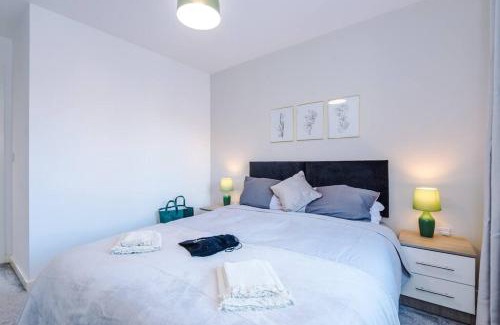 Salford Apartment | Sleeps 7, Stunning Home, Free Parking, Perfect For Groups, Long Term Disc