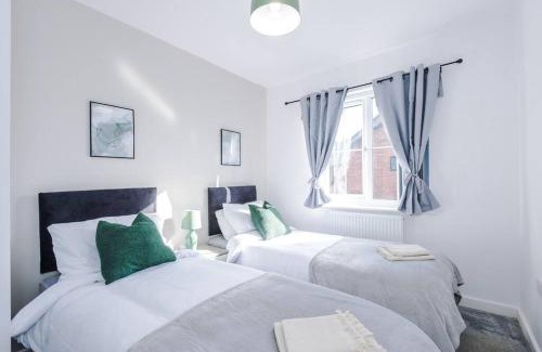 Salford Apartment | Sleeps 7, Stunning Home, Free Parking, Perfect For Groups, Long Term Disc