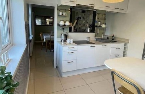 Penarth House | Sleeps 7 with views of Cardiff Bay
