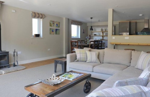 Chedworth House | Sleeps 8, 4 Bedrooms, Dogs Welcome, No Smoking, Wood burner, Wi-Fi*, Garden, Games Room