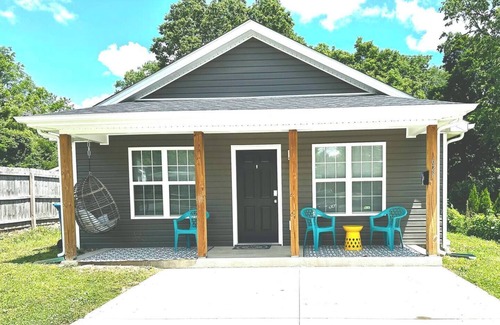 Georgetown House | Sleeps 8. Cozy Bungalow in Downtown Georgetown