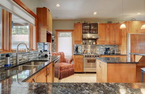 James Bay House | Sleeps 8+, James Bay, Victoria BC, Dallas Rd. Ocean Views from every room!