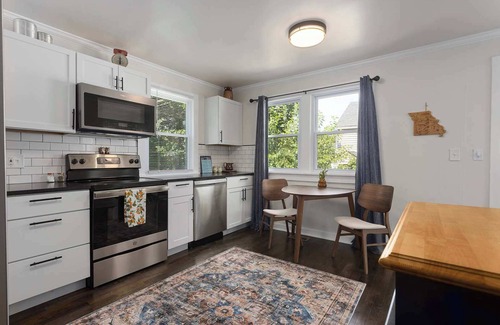 Lee's Summit House | Sleeps 8 KingBeds Walkable to Downtown Lees Summit