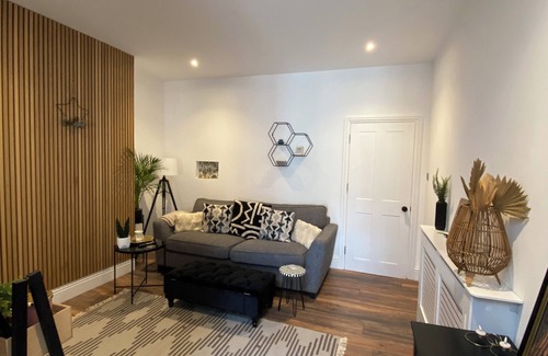 Grantham House | Sleeps 8 Luxury 3 bed townhouse 2 minute walk to town centre with garden