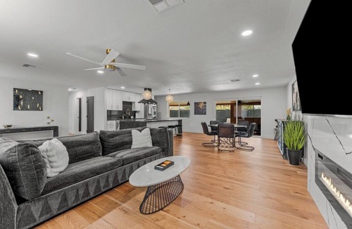 South Scottsdale House | Sleeps 8, Modern Luxury, Near Old Town with Pool!