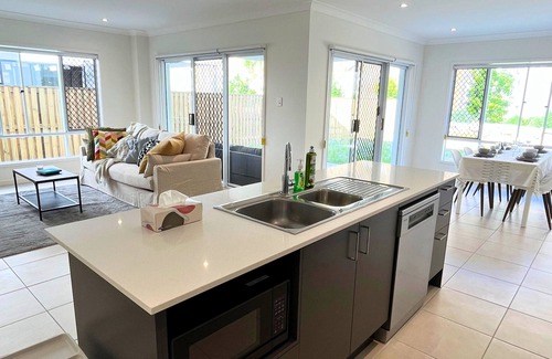 Keperra House | Sleeps 8 ! New Furnished House Near City! Sleeps 8! Modern Cozy Retreat!