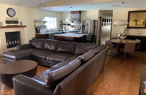 Avant House | Sleeps 8 with Pickleball! 7 passenger mini van available!