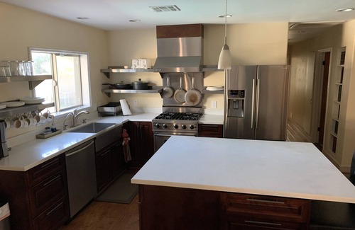 Avant House | Sleeps 8 with Pickleball! 7 passenger mini van available!