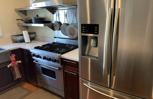 Avant House | Sleeps 8 with Pickleball! 7 passenger mini van available!