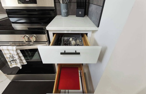 Lee's Summit House | Sleeps 9 Kings Beds w/TV's Steps to Shops