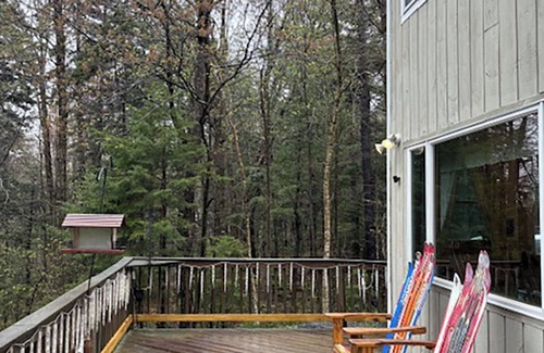 Wilmington House | Sleeps 9, Pet Friendly, Association ClubHouse w/Pools. Near Ski, Hiking, Boating
